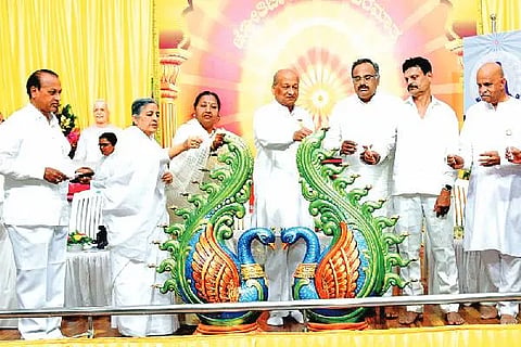 ದಾವಣಗೆರೆಯಲ್ಲಿ ಗುರುವಾರ ಸಂಜೆ ವಿಶ್ವ ಧ್ಯಾನ ದಿನಾಚರಣೆ ಕಾರ್ಯಕ್ರಮದಲ್ಲಿ ಬ್ರಹ್ಮಾಕುಮಾರ ರಾಮನಾಥ್, ಬ್ರಹ್ಮಾಕುಮಾರಿ ಲೀಲಾಜಿ, ರೇಣುಕಾದೇವಿ, ಜಿ.ಎಂ. ಶಿವಕುಮಾರ್, ಕರಿಬಸಪ್ಪ ಕಣಕುಪ್ಪಿ, ಪಿ.ಬಿ. ಶಿವಕುಮಾರ್, ಕೆ.ಜಿ. ಮಾರುತಿ ರಾಮ್ ಇದ್ದರು.