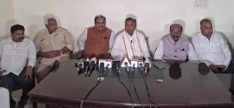 ಕೋಲಾರ ನಗರದ ನಿವಾಸಿ ಕಚೇರಿಯಲ್ಲಿ ಗುರುವಾರ ನಡೆದ ಪತ್ರಿಕಾಗೋಷ್ಠಿಯಲ್ಲಿ ಸಚಿವ ಕೆ.ಎಚ್​.ಮುನಿಯಪ್ಪ ಮಾತನಾಡಿದರು. ಮುರಳಿಗೌಡ, ರಾಮ್​ಪ್ರಸಾದ್​ ಇದ್ದರು.