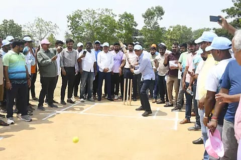 ಶಿವಮೊಗ್ಗದಲ್ಲಿ ಗ್ರಾಮ ಆಡಳಿತಾಧಿಕಾರಿಗಳ ಸಂಘದಿಂದ ಏರ್ಪಡಿಸಿದ್ದ ರಾಜ್ಯ ಮಟ್ಟದ ಎರಡು ದಿನಗಳ ಕ್ರಿಕೆಟ್ ಪಂದ್ಯಾವಳಿಗೆ ಸಚಿವ ಕೃಷ್ಣಬೈರೇಗೌಡ ಚಾಲನೆ ನೀಡಿದರು. ಯೋಗೇಶ್ ನಾಯ್ಕ, ಸಿ.ಎಸ್.ಷಡಾಕ್ಷರಿ, ಶಾರದಾ ಪೂರ‌್ಯಾನಾಯ್ಕಾ, ಆರ್.ಮೋಹನ್‌ಕುಮಾರ್ ಇದ್ದರು.