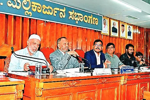 ದಾವಣಗೆರೆ ಜಿ.ಪಂ. ಸಭಾಂಗಣದಲ್ಲಿ ಬುಧವಾರ ಆಯೋಜಿಸಿದ್ದ ಅಲ್ಪಸಂಖ್ಯಾತರ ಕುಂದುಕೊರತೆ ವಿಚಾರಣೆ ಸಭೆಯಲ್ಲಿ ಯು. ನಿಸಾರ್ ಅಹಮದ್ ಮಾತನಾಡಿದರು. ಗಿತ್ತೆ ಮಾಧವ ವಿಠ್ಠಲರಾವ್, ರಾಜ್ಯ ಅಲ್ಪಸಂಖ್ಯಾತರ ಆಯೋಗದ ಅಧಿಕಾರಿಗಳು ಇದ್ದರು.