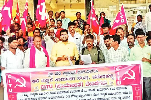 ವಡೇರಹಳ್ಳಿ ಸಮೀಪದ ಕಾರ್ಖಾನೆಯವರು ಸ್ಥಳೀಯ ಕಾರ್ಮಿಕರನ್ನು ಪುನಃ ಕೆಲಸಕ್ಕೆ ಸೇರಿಸಿಕೊಳ್ಳುವಂತೆ ಒತ್ತಾಯಿಸಿ ಸಿಐಟಿಯು cituಪದಾಧಿಕಾರಿಗಳು ಉಪ ತಹಸೀಲ್ದಾರ್ ಮಹಾಂತೇಶ್ ಅವರಿಗೆ ಮನವಿ ಸಲ್ಲಿಸಿದರು.