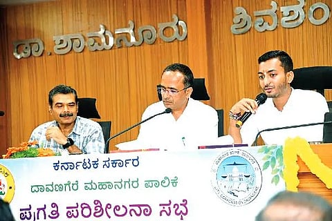  ದಾವಣಗೆರೆ ಮಹಾನಗರ ಪಾಲಿಕೆ ಸಭಾಂಗಣದಲ್ಲಿ ಸೋಮವಾರ ಆಯೋಜಿಸಿದ್ದ ಪ್ರಗತಿ ಪರಿಶೀಲನಾ ಸಭೆಯಲ್ಲಿ ಶಾಸಕ ಸಮರ್ಥ್ ಶಾಮನೂರು ಮಾತನಾಡಿದರು. ಕುಂದಗೋಳ, ಮಹಾಂತೇಶ ಇದ್ದರು.