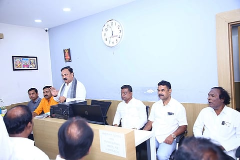 ಹುಬ್ಬಳ್ಳಿಯಲ್ಲಿ ಆಯೋಜಿಸಿದ್ದ (Mann Ki Baat) ಬಿಜೆಪಿ ಸಭೆಯಲ್ಲಿ ಶಾಸಕ ಮಹೇಶ ಟೆಂಗಿನಕಾಯಿ ಮಾತನಾಡಿದರು. ರವಿ ನಾಯಕ, ರಾಜು ಕಾಳೆ ಹಾಗೂ ಇತರರಿದ್ದರು.