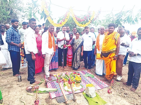 ಆಲೂರು ತಾಲೂಕಿನ ದೊಡ್ಡಕಣಗಾಲು ಗ್ರಾಮ ಪಂಚಾಯಿತಿ ವ್ಯಾಪ್ತಿಯ ಉಮಾದೇವರ ಹಳ್ಳಿಯ ಮುಖ್ಯ ರಸ್ತೆ ಹಾಗೂ ಸಾವಿರಾರು ವರ್ಷಗಳ ಇತಿಹಾಸವಿರುವ ಶ್ರೀ ಚೆನ್ನಕೇಶವ ದೇವಾಲಯದ ರಸ್ತೆ ಅಭಿವೃದ್ಧಿ ಕಾಮಗಾರಿಗೆ ಶಾಸಕ ಸಿಮೆಂಟ್ ಮಂಜು ಭೂಮಿ ಪೂಜೆ ನೆರವೇರಿಸಿದರು. ಮಾವನೂರು ಮೋಹನ್, ಅಬನ ಕೃಷ್ಣಮೂರ್ತಿ, ಪಿಡಿಒ ಶಂಭುಲಿಂಗ ಹಾಜರಿದ್ದರು.