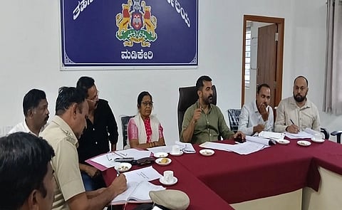 ಕಾರ್ಯಪಡೆ ಸಮಿತಿ ಸಭೆಯಲ್ಲಿ ಶಾಸಕ ಡಾ.ಮಂತರ್ ಗೌಡ ಮಾತನಾಡಿದರು. ಪಿ.ಕಲಾವತಿ, ಶೇಖರ್, ರಾಜೇಶ್ ಯಲ್ಲಪ್ಪ ಇತರರಿದ್ದರು.