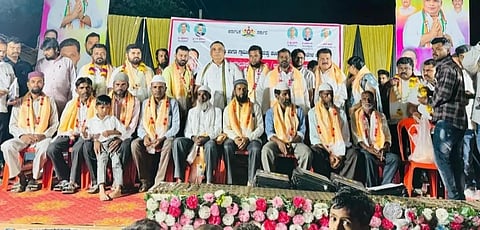 ಶಿಗ್ಗಾಂವಿ ತಾಲೂಕಿನ ಜಕ್ಕನಕಟ್ಟಿ ಗ್ರಾಮದಲ್ಲಿ ಶನಿವಾರ ಆಯೋಜಿಸಿದ್ದ ಕಾರ್ಯಕ್ರಮದಲ್ಲಿ ಲಾನುಭವಿಗಳಿಗೆ ಶಾಸಕ ಯಾಸೀರಖಾನ್ ಪಠಾಣ ಹಕ್ಕು ಪತ್ರಗಳನ್ನು ವಿತರಿಸಿದರು. ತಹಸೀಲ್ದಾರ್ ಯಲ್ಲಪ್ಪ ಗೋಣೆಣ್ಣವರ ಇತರರಿದ್ದರು.
