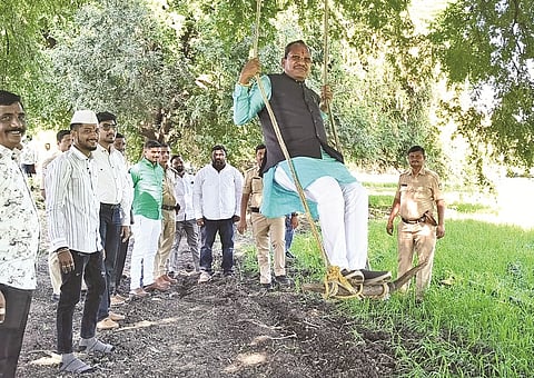 ಎಳ್ಳಮಾವಾಸ್ಯೆ ನಿಮಿತ್ತ ಔರಾದ್ ತಾಲೂಕಿನ ಹಕ್ಯಾಳದಲ್ಲಿ ಶಾಸಕ ಪ್ರಭು ಚವ್ಹಾಣ್ ಜೋಕಾಲಿ ಆಡಿ ಸಂಭ್ರಮಿಸಿದರು.