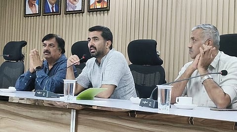 ಕುಶಾಲನಗರ ಪುರಸಭೆ ಸಭಾಂಗಣದಲ್ಲಿ ದಿವಂಗತ ಆರ್.ಗುಂಡೂರಾಯರ ಪುತ್ತಳಿ ನಿರ್ಮಾಣದ ಸಂಬಂಧ ನಡೆದ ವಿವಿಧ ಸಂಘ ಸಂಸ್ಥೆಗಳ ಸಭೆಯಲ್ಲಿ ಮಡಿಕೇರಿ ಕ್ಷೇತ್ರ ಶಾಸಕ ಡಾ.ಮಂತರ್ ಗೌಡ ಅವರು ಮಾತನಾಡಿದರು. ವಿ.ಪಿ.ಶಶಿಧರ್, ಪ್ರಮೋದ್ ಮುತ್ತಪ್ಪ ಇದ್ದರು.