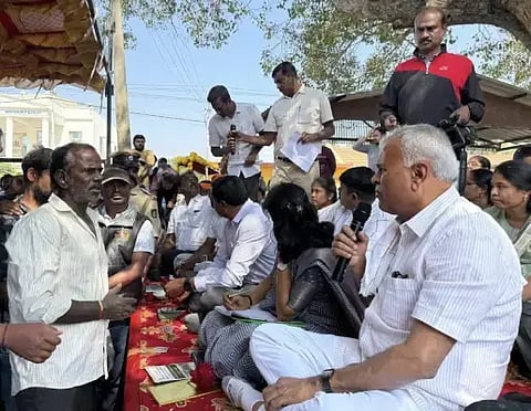 ಮಾಲೂರು ತಾಲೂಕು ವ್ಯಾಪ್ತಿಯಲ್ಲಿ ಹಮ್ಮಿಕೊಂಡಿರುವ ಶಾಸಕರು, ತಾಲೂಕು ಆಡಳಿತದ ನಡೆ- ಗ್ರಾಮದ ಕಡೆ ಕಾರ್ಯಕ್ರಮದಲ್ಲಿ ಶಾಸಕ ಕೆ.ವೈ.ನಂಜೇಗೌಡ ಅವರಿಗೆ ಮನವಿ ಸಲ್ಲಿಸುತ್ತಿರುವ ಸಾರ್ವಜನಿಕರು,