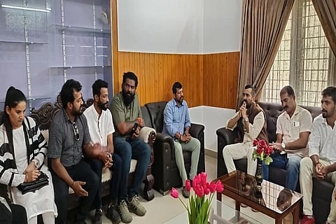 ಕೊಡಗು ಗೌಡ ಯುವ ವೇದಿಕೆ ಆಡಳಿತ ಮಂಡಳಿ ನೂತನ ಸದಸ್ಯರು ಮಡಿಕೇರಿ ಶಾಸಕ ಡಾ. ಮಂತರ್ ಗೌಡ ಅವರನ್ನು ಭೇಟಿ ಮಾಡಿ ಚರ್ಚಿಸಿದರು. ಬಾಲಾಡಿ ಮನೋಜ್, ಪರಿಚನ ಸತೀಶ್, ಪುದಿಯನೆರವನ ರಿಷಿತ್ ಮಾದಯ್ಯ, ಕೆದಂಬಾಡಿ ಕಾಂಚನ, ನವೀನ್ ದೇರಳ, ಸೋನಿ, ಕವನ್ ಕೊತ್ತೋಳಿ, ಕುಟ್ಟನ ಪ್ರಶಾಂತ್, ಪಟ್ಟಡ ದೀಪಕ್ ಮತ್ತಿತರರು ಇದ್ದರು.