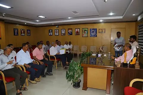 ಶಾಸಕ ಎಸ್.ಎನ್.ಚನ್ನಬಸಪ್ಪ ಸಭೆ ನಡೆಸಿ ನಾಗರಿಕ ಹಿತರಕ್ಷಣಾ ವೇದಿಕೆಗಳ ಒಕ್ಕೂಟದ ಪದಾಧಿಕಾರಿಗಳ ದೂರು ಆಲಿಸಿದರು. ಕೆ.ವಿ.ವಸಂತಕುಮಾರ್, ಗೋಪಾಲ್, ನಾಗರಾಜ್ ಶೆಟ್ಟರ್, ಸೋಮಶೇಖರ್, ರಘುಪತಿ, ಜನಮೇಜಿ ರಾವ್ ಇತರರಿದ್ದರು.
