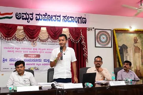ದಾವಣಗೆರೆಯಲ್ಲಿ ಶುಕ್ರವಾರ ನಡೆದ ದಕ್ಷಿಣ ವಿಧಾನಸಭಾ ಕ್ಷೇತ್ರದ ಪ್ರಗತಿ ಪರಿಶೀಲನಾ ಸಭೆಯಲ್ಲಿ ಶಾಸಕ ಸಮರ್ಥ ಶಾಮನೂರು ಮಾತನಾಡಿದರು. ಡಾ.ಎಂ.ಬಿ. ಅಶ್ವಥ್, ರಾಮ್ ಭೋವಿ, ಮಹೇಶ್ ಇದ್ದರು.