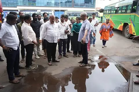 ಶಿವಮೊಗ್ಗದ ಖಾಸಗಿ ಬಸ್ ನಿಲ್ದಾಣಕ್ಕೆ ಎಸ್.ಎನ್.ಚನ್ನಬಸಪ್ಪ ಭೇಟಿ ನೀಡಿ ಅವ್ಯವಸ್ಥೆಗಳನ್ನು ಕಂಡು ಅಧಿಕಾರಿಗಳಿಗೆ ಸೂಚನೆ ನೀಡಿದರು. ಕೆ.ವಿ.ವಸಂತಕುಮಾರ್, ನಾಗರಾಜ್ ಇತರರಿದ್ದರು.