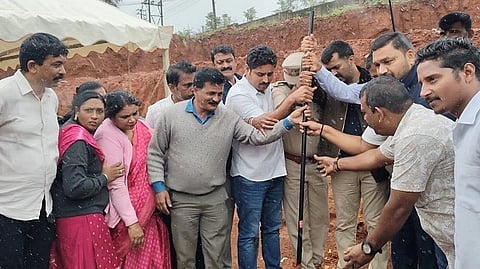 ಸ್ವಯಂ ಚಾಲಿತ ಚಾಲನಾ ಪಥ ಕಾಮಗಾರಿಗೆ ಶಾಸಕರಾದ ಡಾ.ಮಂತರ್‌ಗೌಡ ಅವರು ಶುಕ್ರವಾರ ಭೂಮಿ ಪೂಜೆ ನೆರವೇರಿಸಿದರು. ತೆನ್ನಿರಾ ಮೈನಾ, ರಾಜೇಶ್ ಯಲ್ಲಪ್ಪ, ಎಚ್.ಎ.ಹಂಸ ಇತರರಿದ್ದರು.