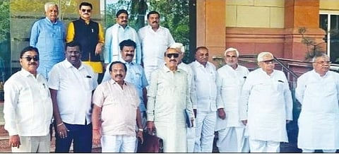 ದೆಹಲಿಯಲ್ಲಿ ಬೀಡು ಬಿಟ್ಟುರುವ ರಾಜ್ಯದ ಶಾಸಕರೊಂದಿಗೆ ಬಂಗಾರಪೇಟೆ ಶಾಸಕ ಎಸ್.ಎನ್.ನಾರಾಯಣಸ್ವಾಮಿ.