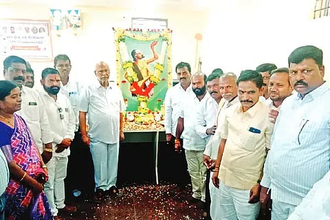 ಮೊಳಕಾಲ್ಮೂರಿನ ತಾಲೂಕು ಆಡಳಿತ ಸೌಧದ ಸಭಾಂಗಣದಲ್ಲಿ ಕನಕದಾಸರ ಜಯಂತ್ಯುತ್ಸವ ಆಚರಿಸಲಾಯಿತು. ಶಾಸಕ ಎನ್.ವೈ. ಗೋಪಾಲಕೃಷ್ಣ, ತಹಸೀಲ್ದಾರ್ ಟಿ. ಜಗದೀಶ, ಬಿಇಒ ನಿರ್ಮಲಾದೇವಿ, ಡಾ. ರಂಗಪ್ಪ, ಗುರುಲಿಂಗಪ್ಪ, ಮೂರ್ತಿ, ತಿಪ್ಪೇಸ್ವಾಮಿ, ಬಿ.ಟಿ. ನಾಗಭೂಷಣ, ನಾಗರಾಜ, ಎಸ್. ಖಾದರ್ ಇದ್ದರು.