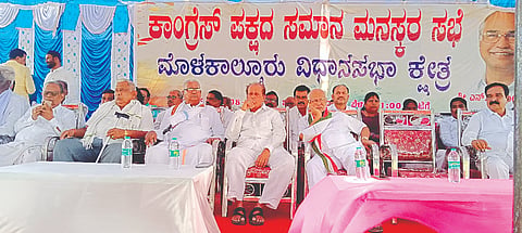 ಮೊಳಕಾಲ್ಮೂರು ತಾಲೂಕಿನ ರಾಂಪುರದಲ್ಲಿ ಕಾಂಗ್ರೆಸ್ ಪಕ್ಷದ ಸಮಾನ ಮನಸ್ಕರ ಸಭೆಯಲ್ಲಿ ಶಾಸಕ ಎನ್.ವೈ. ಗೋಪಾಲಕೃಷ್ಣ ಮಾತನಾಡಿದರು. ಎನ್.ವೈ. ಚೇತನ, ಎನ್.ವೈ. ಪೆನ್ನೋಬಳಸ್ವಾಮಿ, ಕುಮಾರಗೌಡ, ಜಯಕುಮಾರ, ಎಸ್. ಖಾದರ್, ಪರಮೇಶ್ವರಪ್ಪ, ಜಿ.ಪಿ. ಸುರೇಶ, ಭರತ್‌ಕುಮಾರ, ಶ್ರೀಕಾಂತ್, ಜಯಕುಮಾರ ಇದ್ದರು. bhadra