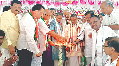 ಮೊಳಕಾಲ್ಮೂರು ತಾಲೂಕಿನ ದೇವಸಮುದ್ರ ಪರಮೇಶ್ವರ ಚೌಕಿ ಮಠದಲ್ಲಿ ಆಯೋಜಿಸಿದ್ದ ಪಕ್ಷ ಸಂಘಟನೆ ಅಭಿಯಾನ ಕಾರ್ಯಕ್ರಮವನ್ನು ವಿ.ಎಸ್. ಉಗ್ರಪ್ಪ ಉದ್ಘಾಟಿಸಿದರು. ಎನ್.ವೈ. ಗೋಪಾಲಕೃಷ್ಣ, ರಿಪುನ್‌ಬೋರ,  ರಮೇಶ್,  ಡಾ. ಯೋಗೇಶ್‌ಬಾಬು ಇತರರು ಇದ್ದರು. KPCC