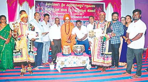 ಯರ‌್ರೇನಹಳ್ಳಿ ಸಮೀಪದ ಕಿತ್ತೂರು ರಾಣಿ ಚನ್ನಮ್ಮ ಶಾಲೆಯಲ್ಲಿ ಆಯೋಜಿಸಿದ್ದ ಸಾಂಸ್ಕೃತಿಕ ಸಂಭ್ರಮೋತ್ಸವವನ್ನು ಡಾ. ಬಿ.ಎಂ. ಗುರುನಾಥ ಉದ್ಘಾಟಿಸಿದರು. ಶ್ರೀ ಬಸವಲಿಂಗ ಸ್ವಾಮೀಜಿ, ದಸ್ತಗಿರಿಸಾಬ್, ಡಿ.ಒ. ಮುರಾರ್ಜಿ, ಕೆ.ಓ. ಶಿವಣ್ಣ, ಕಾಂತರಾಜ, ನರಸಿಂಹಮೂರ್ತಿ ಇದ್ದರು. Culture