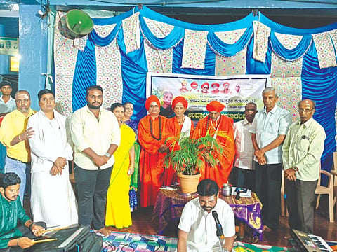 ಮೊಳಕಾಲ್ಮೂರು ತಾಲೂಕಿನ ಸಿದ್ದಯ್ಯನಕೋಟೆ ಶ್ರೀಮಠದಲ್ಲಿ ಸಾಮೂಹಿಕ ಲಿಂಗ ದೀಕ್ಷೆ ಕಾರ್ಯಕ್ರಮವನ್ನು ಇಳಕಲ್ ಸಂಸ್ಥಾನ ಮಠದ ಡಾ. ಗುರುಮಹಾಂತ ಸ್ವಾಮೀಜಿ  ಉದ್ಘಾಟಿಸಿದರು. ಡಾ. ಬಸವಲಿಂಗ ಸ್ವಾಮೀಜಿ, ಎಂ.ಬಿ. ಭೋಗೇಶ್‌ಗೌಡ, ಪಿ.ಆರ್. ಕಾಂತರಾಜ, ಡಾ. ರಂಗಪ್ಪ, ಕೆ.ಓ. ಶಿವಣ್ಣ, ಎಂ. ನುಂಕೇಶ, ಶಂಕ್ರಪ್ಪ, ಬಸವರಾಜ ಇತರರಿದ್ದರು. Secular