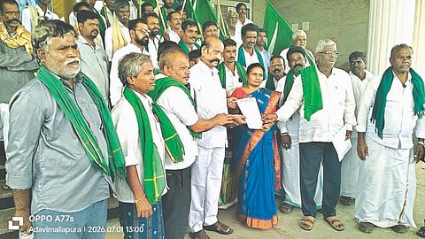 ಜನವಸತಿ ಪ್ರದೇಶದಲ್ಲಿ ಅವೈಜ್ಞಾನಿಕವಾಗಿ ಅಳವಡಿಸಿರುವ ಪವನ ವಿದ್ಯುತ್ ಯಂತ್ರಗಳ ತೆರವಿಗೆ ಒತ್ತಾಯಿಸಿ ರೈತಸಂಘದ ಪದಾಧಿಕಾರಿಗಳು ತಹಸೀಲ್ದಾರ್ ನಾಗವೇಣಿ ಅವರಿಗೆ ಮನವಿ ಪತ್ರ ಸಲ್ಲಿಸಿದರು. ಮಾಜಿ ಶಾಸಕ ಎಸ್. ತಿಪ್ಪೇಸ್ವಾಮಿ, ಬೇಡರಡ್ಡಿಹಳ್ಳಿ ಬಸವರಡ್ಡಿ, ಸೂರಮ್ಮನಹಳ್ಳಿ ರಾಜಣ್ಣ, ಕೆ.ಟಿ. ತಿಪ್ಪೇಸ್ವಾಮಿ ಇತರರಿದ್ದರು.