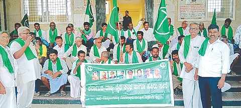 ಮೊಳಕಾಲ್ಮೂರಿನಲ್ಲಿ ಬೆಳೆ ವಿಮೆ ಹಾಗೂ ಬೆಳೆ ನಷ್ಟ ಪರಿಹಾರ ಶೀಘ್ರ ಘೋಷಣೆಗೆ ಆಗ್ರಹಿಸಿ ರೈತ ಸಂಘದ ಪದಾಧಿಕಾರಿಗಳು ತಹಸೀಲ್ದಾರ್ ನಾಗವೇಣಿ ಅವರಿಗೆ ಮನವಿ ಪತ್ರ ಸಲ್ಲಿಸಿದರು. ಡಿಎಸ್‌ಹಳ್ಳಿ ಮಲ್ಲಿಕಾರ್ಜುನ, ಆರ್.ಬಿ. ನಿಜಲಿಂಗಪ್ಪ, ಜಿ.ಕೆ.ನಾಗರಾಜು, ಪಿ. ರಾಮಾಂಜಿನಿ ಇತರರಿದ್ದರು.