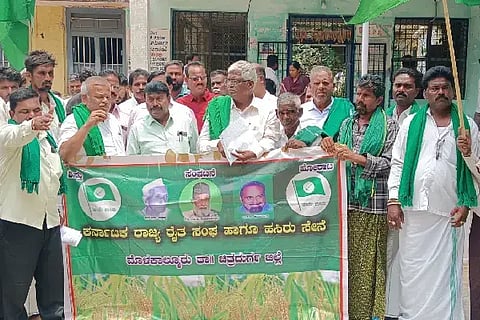 Molakalmuruಗ್ರಾಮೀಣ ಪ್ರದೇಶದಲ್ಲಿ ಮೂಲ ಸೌಕರ್ಯಗಳ ಸಮರ್ಪಕ ನಿರ್ವಹಣೆಗೆ ಆದ್ಯತೆ ಕೊಡಬೇಕೆಂದು ಒತ್ತಾಯಿಸಿ ರೈತಸಂಘದ ಪದಾಧಿಕಾರಿಗಳು ತಾಪಂ ಇಒ ಎಚ್. ಹನುಮಂತಪ್ಪ ಅವರಿಗೆ ಮನವಿ ಪತ್ರ ಸಲ್ಲಿಸಿದರು. ಬೆಸ್ಕಾಂ ಎಇಇ ರಾಜಣ್ಣ, ಎಇಇ ಲಿಂಗರಾಜು, ಎಚ್.ಕೆ. ನಂದೀಶ್, ಚಂದ್ರಣ್ಣ, ನಿಂಗಣ್ಣ, ತಿಪ್ಪೇಸ್ವಾಮಿ ಇದ್ದರು.