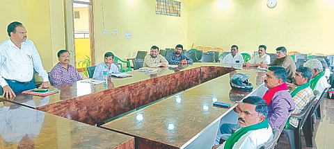 ಮೊಳಕಾಲ್ಮೂರು ತಾಲೂಕು ಆಡಳಿತ ಸೌಧದಲ್ಲಿ ಬೆಳೆ ವಿಮೆ ಪಾವತಿ ಕುಂದು ಕೊರತೆ ಕುರಿತು ತಾಲೂಕು ಮಟ್ಟದ ಅಧಿಕಾರಿಗಳು ಹಾಗೂ ರೈತಪರ ಸಂಘಟನೆ ಪದಾಧಿಕಾರಿಗಳ ಜಂಟಿ ಸಭೆ ಆಯೋಜಿಸಲಾಗಿತ್ತು. ಅಧಿಕಾರಿಗಳಾದ ಸಂತೋಷ್‌ಕುಮಾರ, ಅಶ್ವತ್ಥಾಮ, ಡಾ. ಮಂಜುನಾಥ, ಹೇಮಂತನಾಯ್ಕ, ಕೃಷ್ಣಮೂರ್ತಿ, ಮಹೇಶ್, ನಿರಂಜನಮೂರ್ತಿ ಇದ್ದರು. Meeting