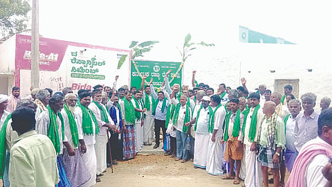 ಮೊಳಕಾಲ್ಮೂರು ತಾಲೂಕಿನ ನಾಗಸಮುದ್ರ ಗ್ರಾಮದಲ್ಲಿ ರೈತ ಸಂಘದ ಗ್ರಾಮ ಶಾಖೆಯ ಉದ್ಘಾಟನಾ ಕಾರ್ಯಕ್ರಮದಲ್ಲಿ ಬೇಡರಡ್ಡಿಹಳ್ಳಿ ಬಸವರಡ್ಡಿ, ರವಿಕುಮಾರ, ಸೂರಮ್ಮನಹಳ್ಳಿ ರಾಜಣ್ಣ, ಡಿ.ಸಿ. ನಾಗರಾಜ, ಗೋವಿಂದಪ್ಪ, ಅಡವಿ ಮಾರಣ್ಣ, ರಮೇಶ್, ಚಿತ್ರಲಿಂಗಪ್ಪ, ಅಬ್ದುಲ್‌ಸಾಬ್, ಮರಿಸ್ವಾಮಿ ಇದ್ದರು. Protest