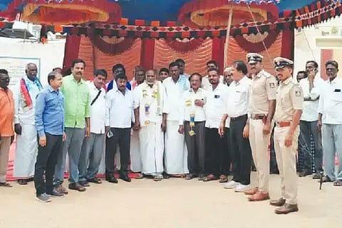 ಮೊಳಕಾಲ್ಮೂರು ತಾಲೂಕು ಸೂಲೇನಹಳ್ಳಿಯಲ್ಲಿ ಚರಂಡಿ ವ್ಯವಸ್ಥೆ ಕಲ್ಪಿಸುವಂತೆ ಒತ್ತಾಯಿಸಿ ಸಮಾಜ ಪರಿವರ್ತನ ವೇದಿಕೆ, ಕರ್ನಾಟಕ ಪ್ರಾಂತ ರೈತ ಸಂಘದ ಪದಾಧಿಕಾರಿಗಳು ತಾಪಂ ಇಒ ಎಚ್. ಹನುಮಂತಪ್ಪ ಅವರಿಗೆ ಮನವಿ ಸಲ್ಲಿಸಿದರು. ಪಿಎಸ್‌ಐ ಮಹೇಶ್ ಹೊಸಪೇಟೆ, ಪಿಡಿಒ ಕರಿಬಸಪ್ಪ, ನಂದೀಶ, ನಾಗರಾಜ, ಡಿ.ಎಂ. ಮಲಿಯಪ್ಪ, ಎಸ್. ಪರಮೇಶ ಇದ್ದರು.
