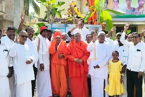 ಮೊಳಕಾಲ್ಮೂರು ತಾಲೂಕು ರಾಯಾಪುರದಲ್ಲಿ ಶ್ರೀ ಬಸವೇಶ್ವರ ನೂತನ ರಥವನ್ನು ಶ್ರೀ ವಾಲ್ಮೀಕಿ ಪ್ರಸನ್ನಾನಂದ ಸ್ವಾಮೀಜಿ ಲೋಕಾರ್ಪಣೆ ಮಾಡಿದರು. ಶ್ರೀ ಬಸವಲೀಂಗ ಸ್ವಾಮಿಜಿ, ರಾಯಾಪುರ ಗ್ರಾಪಂ ಅಧ್ಯಕ್ಷೆ ಕರಿಬಸಮ್ಮ ಧನಂಜಯ, ದ್ರಾಕ್ಷಾರಸ ಮಡಳಿ ಅಧ್ಯಕ್ಷ ಡಾ. ಯೋಗೇಶ್‌ಬಾಬು, ಎನ್.ವೈ. ಚೇತನ,ಪಟೇಲ್‌ಜಿ. ಪಾಪಾನಾಯಕ ಇದ್ದರು.