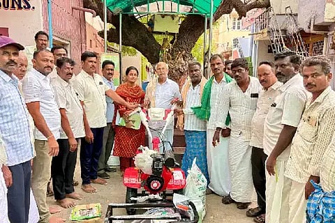 ಮೊಳಕಾಲ್ಮೂರು ತಾಲೂಕಿನ ರಾಂಪುರದಲ್ಲಿ ಶಾಸಕ ಎನ್.ವೈ. ಗೋಪಾಲಕೃಷ್ಣ ರೈತರಿಗೆ ರೇಷ್ಮೆ ಕೃಷಿ ಸಲಕರಣೆಗಳನ್ನು ವಿತರಿಸಿದರು. ಕಾಂಗ್ರೆಸ್ ಮುಖಂಡ ನಾಗೇಶರಡ್ಡಿ, ಚಳ್ಳಕೆರೆ ರೇಷ್ಮೆ ಇಲಾಖೆ ಸಹಾಯಕ ನಿರ್ದೇಶಕ ಮಹೇಶ್, ವಿಸ್ತರಣಾಧಿಕಾರಿ ಸುಷ್ಮಾ, ವಲಯ ಅಧಿಕಾರಿ ಬೋರಯ್ಯ ಇದ್ದರು