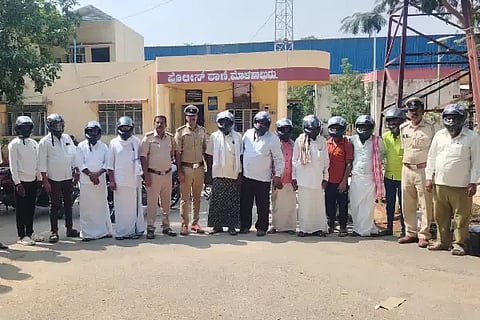 ಮೊಳಕಾಲ್ಮೂರಲ್ಲಿ ಹೆಲ್ಮೆಟ್ ಕಡ್ಡಾಯ ಆಂದೋಲನ ಜಾಗೃತಿ ಕಾರ್ಯಕ್ರಮ ನಡೆಸಲಾಯಿತು.helmet