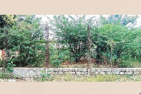 Molakalmuru: ಮೊಳಕಾಲ್ಮೂರಿನಲ್ಲಿ ಅರ್ಧಕ್ಕೆ ನಿಂತಿರುವ ಬಿಇಒ ಕಚೇರಿ ಕಟ್ಟಡ ಕಾಮಗಾರಿ.