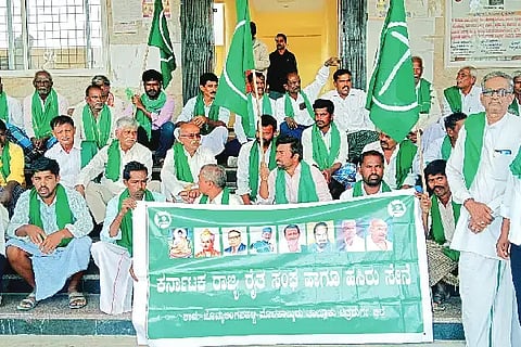 Crop loss ಮೊಳಕಾಲ್ಮೂರಿನಲ್ಲಿ ಬೆಳೆ ವಿಮೆ ಹಾಗೂ ಬೆಳೆ ನಷ್ಟ ಪರಿಹಾರ ಶೀಘ್ರ ಘೋಷಣೆಗೆ ಆಗ್ರಹಿಸಿ ರೈತ ಸಂಘದ ಪದಾಧಿಕಾರಿಗಳು ತಹಸೀಲ್ದಾರ್ ನಾಗವೇಣಿ ಅವರಿಗೆ ಮನವಿ ಪತ್ರ ಸಲ್ಲಿಸಿದರು. 