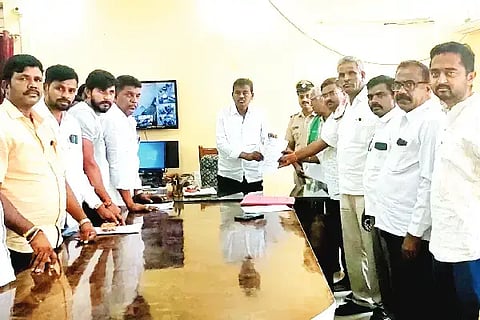 farmer ಕೃಷಿಕ ಬಿ.ಜಿ.ಕೆರೆ ಎಸ್. ವೀರಭದ್ರಪ್ಪ ವಿರುದ್ಧ ಅಬಕಾರಿ ಇಲಾಖೆ ದಾಖಲಿಸಿರುವ ಪ್ರಕರಣ ಹಿಂತೆಗೆತಕ್ಕೆ ಆಗ್ರಹಿಸಿ, ರೈತ ಹಿತ ಚಿಂತಕರ ಬಳಗ ಮೊಳಕಾಲ್ಮೂರಿನಲ್ಲಿ ಪ್ರತಿಭಟನೆ ನಡೆಸಿತು.