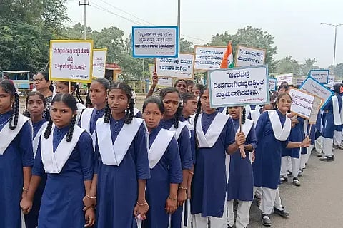 Constitution: ಮೊಳಕಾಲ್ಮೂರಲ್ಲಿ ಸಂವಿಧಾನ ದಿನಾಚರಣೆ ಜಾಥಾದಲ್ಲಿ ಸಾವಿರಾರು ವಿದ್ಯಾರ್ಥಿಗಳು ಭಾಗವಹಿಸಿದ್ದರು.