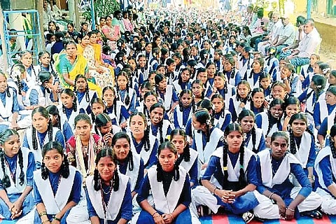 ಮೊಳಕಾಲ್ಮೂರು ಬಾಲಕಿಯರ ಸರ್ಕಾರಿ ಪ್ರೌಢಶಾಲೆಯಲ್ಲಿ ಶುಕ್ರವಾರ ಹಮ್ಮಿಕೊಂಡಿದ್ದ ಪಾಲಕರು ಹಾಗೂ ಶಿಕ್ಷಕರ ಮಹಾಸಭೆಯಲ್ಲಿ ಭಾಗವಹಿಸಿದ್ದ ವಿದ್ಯಾರ್ಥಿನಿಯರು. ಶಿಕ್ಷಕರಾದ ಎಸ್.ಬಿ. ಜೋಯಿಸ್, ಜಗಳೂರು ಪಾಪನಾಯ್ಕ, ಎಸ್.ಎಲ್.ಸವಿತಾ, ಎನ್.ಹೇಮಾವತಿ, ಜಿ.ಟಿ. ಗುರುಸ್ವಾಮಿ ಇತರರಿದ್ದರು.