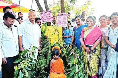 Pratibha karanji ದೇವಸಮುದ್ರ ಗ್ರಾಮದಲ್ಲಿ ಆಯೋಜಿಸಿದ್ದ ಪ್ರತಿಬಾ ಕಾರಂಜಿ ಕಾರ್ಯಕ್ರಮದಲ್ಲಿ ಬುದ್ಧನ ಪೋಷಾಕಿನಲ್ಲಿದ್ದ ಬಾಲಕ ಎಲ್ಲರ ಗಮನ ಸೆಳೆದನು.