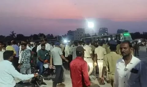 ಘಟನಾ ಸ್ಥಳದಲ್ಲಿ ಜಮಾಯಿಸಿರುವ ಸಾರ್ವಜನಿಕರು.