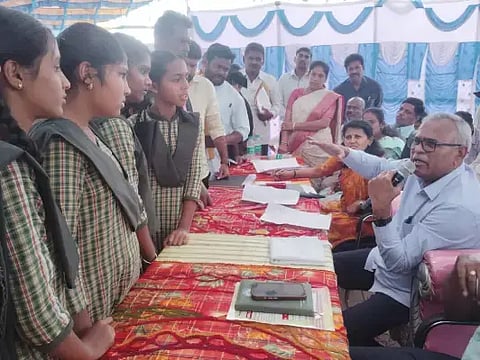 ಕೊಂಡಶೆಟ್ಟಹಳ್ಳಿ ಶಾಲಾ ಮಕ್ಕಳು ಶಾಸಕ ಕೆ.ವೈ.ನಂಜೇಗೌಡ ಅವರಿಗೆ ಅಹವಾಲು ಸಲ್ಲಿಸಿದರು. ರೂಪ ಮತಿತರರಿದ್ದರು.