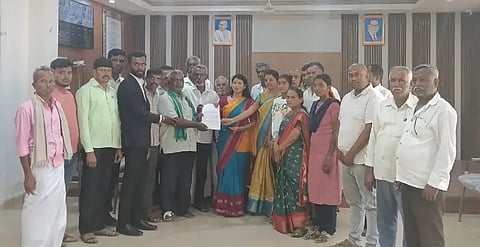 ಮಾಲೂರು ತಹಶೀಲ್ದಾರ್​ ರೂಪ ಅವರಿಗೆ ಅಯೋಧ್ಯ ವೈಶ್ಯ ನಾಮಧಾರಿ ನಗರ್ತ ಸಮುದಾಯದ ಮುಖಂಡರು ಮನವಿ ಸಲ್ಲಿಸಿದರು. 