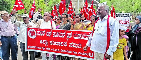ವಿಜಯಪುರದ ಡಾ. ಬಿ.ಆರ್. ಅಂಬೇಡ್ಕರ್ ವೃತ್ತದಲ್ಲಿ ಸಿಐಟಿಯು ಪದಾಧಿಕಾರಿಗಳು ನಾಲ್ಕು ಕಾರ್ಮಿಕ ಕಾಯಿದೆ ವಿರೋಧಿಸಿ ಕರಾಳ ದಿನ ಆಚರಿಸಿದರು. ಲಕ್ಷ್ಮಣ ಹಂದ್ರಾಳ, ಅಣ್ಣಾರಾಯ ಈಳಗೇರಿ, ಸುರೇಶ ಜೀಬಿ, ಭೀಮರಾಯ ಪೂಜಾರಿ, ಸುನಂದಾ ನಾಯಕ ಮತ್ತಿತರರಿದ್ದಾರೆ.