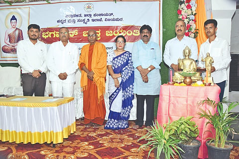 ವಿಜಯಪುರದ ಬುದ್ಧ ವಿಹಾರದಲ್ಲಿ ಹಮ್ಮಿಕೊಂಡಿದ್ದ ಭಗವಾನ್ ಬುದ್ಧ ಜಯಂತಿ ಕಾರ್ಯಕ್ರಮವನ್ನು ಗಣ್ಯರು ಉದ್ಘಾಟಿಸಿದರು. ಡಾ, ಔದ್ರಾಮ, ಸುಜಾತಾ ಚಲವಾದಿ, ರಾಜಶೇಖರ ಯಡಹಳ್ಳಿ ಮತ್ತಿತರರಿದ್ದಾರೆ.