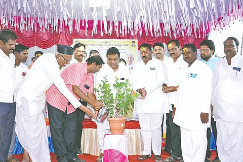 ಬಬಲೇಶ್ವರ ತಾಲೂಕಿನ ತಿಗಣಿಬಿದರಿಯಲ್ಲಿ ಹಳ್ಳಗಳಿಗೆ ಅಡ್ಡಲಾಗಿ ಸರಣಿ ಚೆಕ್ ಡ್ಯಾಂ ಮತ್ತು ರಿಚಾರ್ಜ್ ಶಾಫ್ಟ್‌ಗಳ ನಿರ್ಮಾಣ ಮಾಡುವ ಮೂಲಕ ಅಂತರ್ಜಲ ಅಭಿವೃದ್ಧಿ ಪಡಿಸುವ ಕಾಮಗಾರಿಗೆ ಸಚಿವ ಎಂ.ಬಿ. ಪಾಟೀಲ ಭೂಮಿ ಪೂಜೆ ನೆರವೇರಿಸಿ ಮಾತನಾಡಿದರು. ರಜಾಕಸಾಬ ದಳವಾಯಿ, ಶ್ರೀಶೈಲಗೌಡ ಪಾಟೀಲ, ವಿ.ಎಸ್. ಪಾಟೀಲ ಮತ್ತಿತರರಿದ್ದಾರೆ.