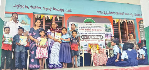 ಮನಗೂಳಿ ಪಟ್ಟಣದ ಕನಕ ನಗರದ ಕೆಬಿಎಚ್‌ಪಿಎಸ್ ಶಾಲೆಯಲ್ಲಿ ಶೈಕ್ಷಣಿಕ ವರ್ಷದ ಶಾಲಾ ಪ್ರಾರಂಭೋತ್ಸವದಲ್ಲಿ ವಿದ್ಯಾರ್ಥಿಗಳಿಗೆ ಪುಸ್ತಕಗಳನ್ನು ವಿತರಿಸಲಾಯಿತು. ಎಸ್.ಎನ್. ಬಿರಾದಾರ ಮತ್ತಿತರರಿದ್ದಾರೆ.