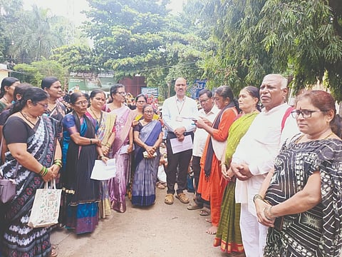 ವಿವಿಧ ಬೇಡಿಕೆಗಳನ್ನು ಈಡೇರಿಸಲು ಒತ್ತಾಯಿಸಿ ಕರ್ನಾಟಕ ರಾಜ್ಯ ಅಂಗನವಾಡಿ ನೌಕರರ ಸಂಘದ ನೇತೃತ್ವದಲ್ಲಿ ಅಂಗನವಾಡಿ ಕಾರ್ಯಕರ್ತೆಯರು ವಿಜಯಪುರದಲ್ಲಿ ಪ್ರತಿಭಟನೆ ನಡೆಸಿ, ಅಪರ ಜಿಲ್ಲಾಧಿಕಾರಿ ಡಾ. ಔದ್ರಾಮ ಅವರಿಗೆ ಮನವಿ ಸಲ್ಲಿಸಿದರು. ಸುನಂದ ನಾಯಕ, ಭಾರತಿ ವಾಲಿ, ಅಶ್ವಿನಿ ತಳವಾರ ಮತ್ತಿತರರಿದ್ದಾರೆ.