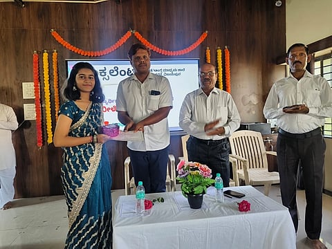 ಪರೀಕ್ಷೆಯಲ್ಲಿ ಉತ್ತಮ ಅಂಕ ಗಳಿಸುವ ನಿಟ್ಟಿನಲ್ಲಿ ವಿದ್ಯಾರ್ಥಿಗಳು ಮೊದಲು ಪ್ರಶ್ನೆಗಳನ್ನು ಚೆನ್ನಾಗಿ ಅರ್ಥೈಸಿಕೊಳ್ಳುವ ಮೂಲಕ ನಂತರ ಉತ್ತರ ಬರೆಯಲು ಆರಂಭಿಸಬೇಕು ಎಂದು ಶಿಕ್ಷಣ ತಜ್ಞ ಸುರೇಶ ಗೆಜ್ಜಿ ಸಲಹೆ ನೀಡಿದರು.
