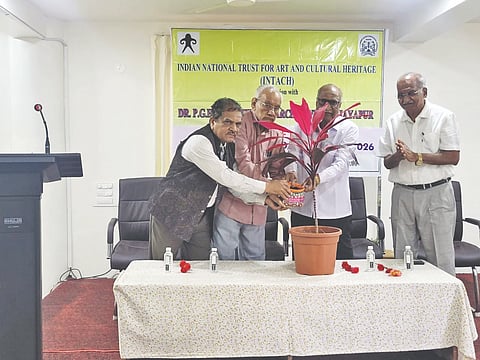 ವಿಜಯಪುರದ ಹಳಕಟ್ಟಿ ಸಂಶೋಧನ ಕೇಂದ್ರದಲ್ಲಿ ಹಮ್ಮಿಕೊಂಡಿದ್ದ ಟ್ರೀ, ಆಫ್, ಲೈಫ್ಎಂಬ ಕಾರ್ಯಕ್ರಮವನ್ನು ಗಣ್ಯರು ಉದ್ಘಾಟಿಸಿದರು. ಡಾ. ಕೃಷ್ಣ ಕೊಲ್ಹಾರ ಕುಲಕರ್ಣಿ, ವಿಠ್ಠಲ ಟಂಕಸಾಲಿ, ಡಾ. ವಿ.ಡಿ. ಐಹೊಳ್ಳಿ ಮತ್ತಿತರರಿದ್ದಾರೆ.