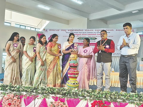 ವಿಜಯಪುರದ ರಾಜ್ಯ ಅಕ್ಕಮಹಾದೇವಿ ಮಹಿಳಾ ವಿವಿಯಲ್ಲಿ ಹಮ್ಮಿಕೊಂಡಿದ್ದ ಮಹಿಳಾ ಸಾಂಸ್ಕೃತಿಕ ಹಬ್ಬವನ್ನು ಡಾ. ಸೀತವ್ವ ಜೋಡಟ್ಟಿ ಉದ್ಘಾಟಿಸಿದರು. ವೀಣಾ ಕಾಶಪ್ಪನವರ, ಶಂಕರಗೌಡ ಸೋಮನಾಳ, ಲಕ್ಷಿ÷್ಮÃದೇವಿ ವೈ. ಮತ್ತಿತರರಿದ್ದಾರೆ.